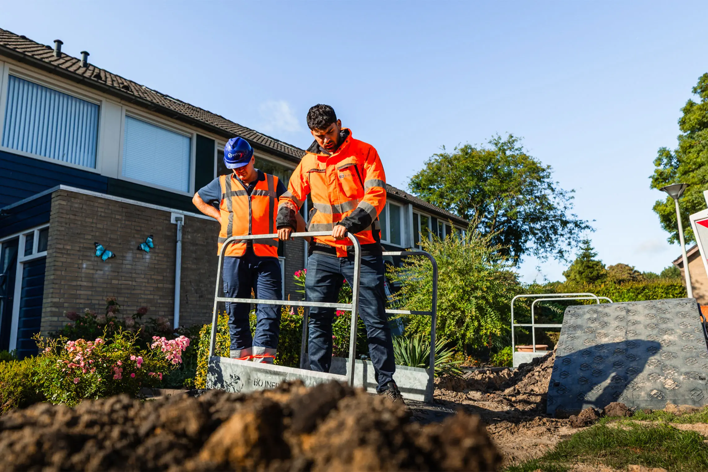 Monteur is in een sleuf bezig met werkzaamheden aan een gasleiding.