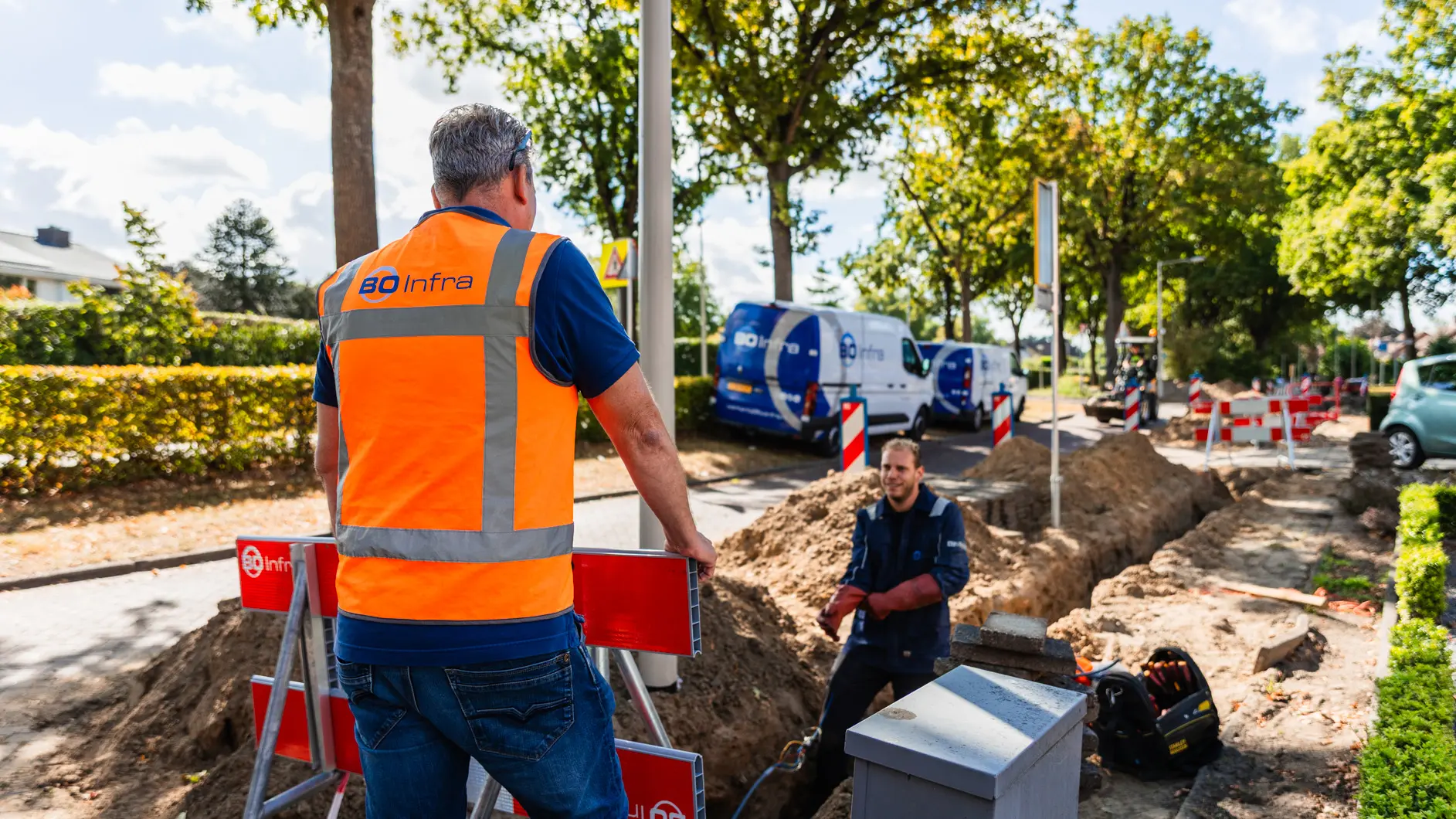 Monteur in een sleuf bezig met werkzaamheden aan een gasleiding.
