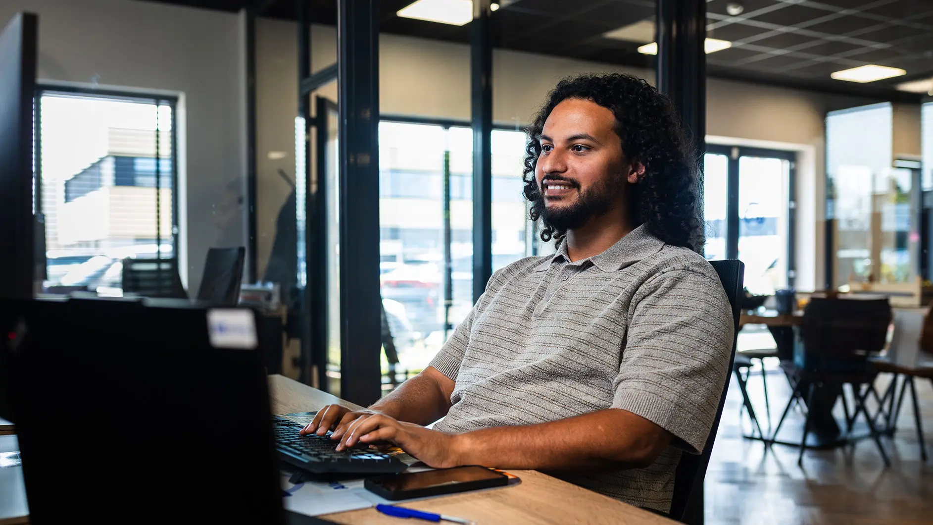 /static/uploads/553-medewerker-backoffice2.jpg